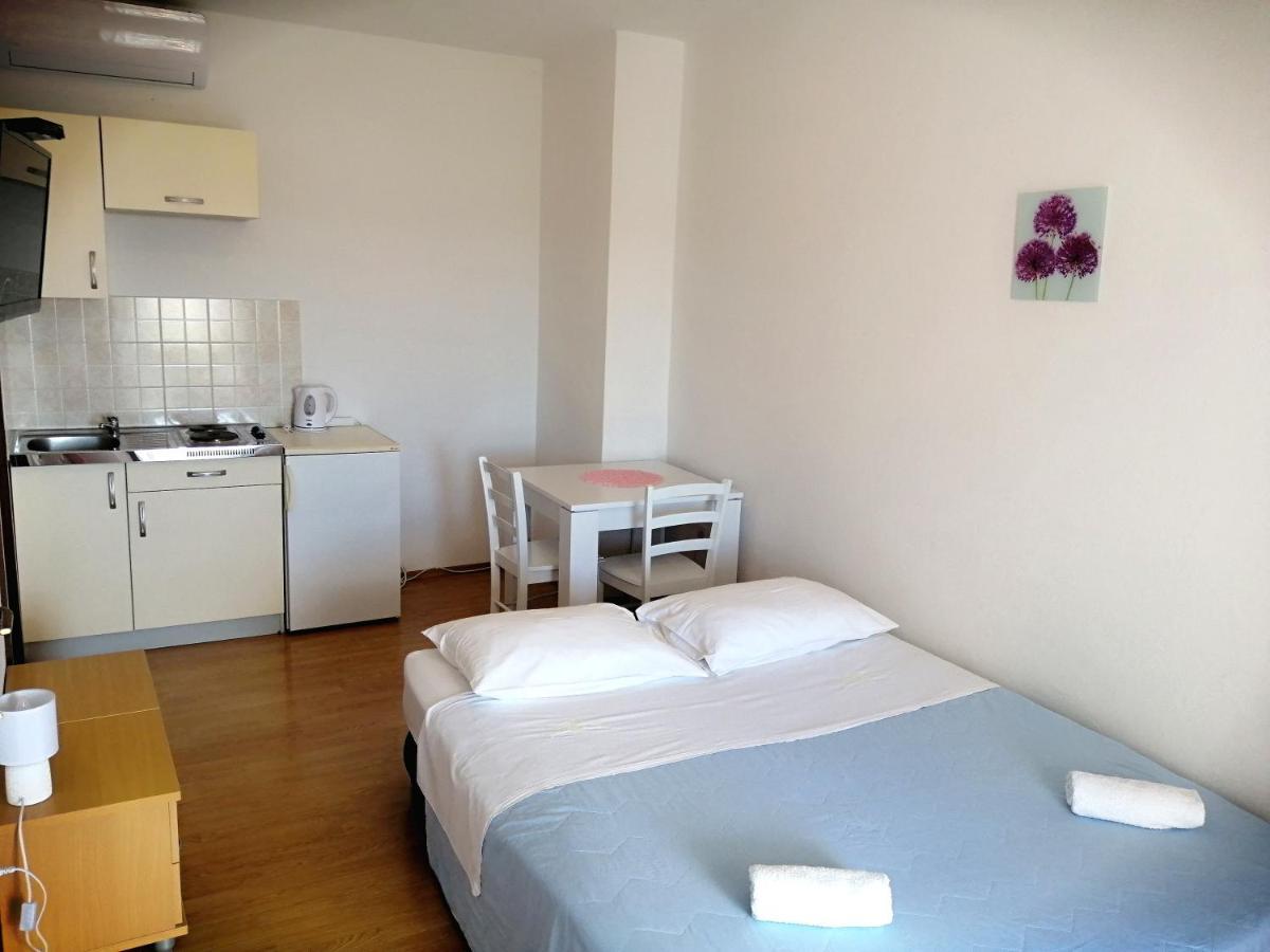 Apartments Dalmatian Stone House トゥラニ エクステリア 写真