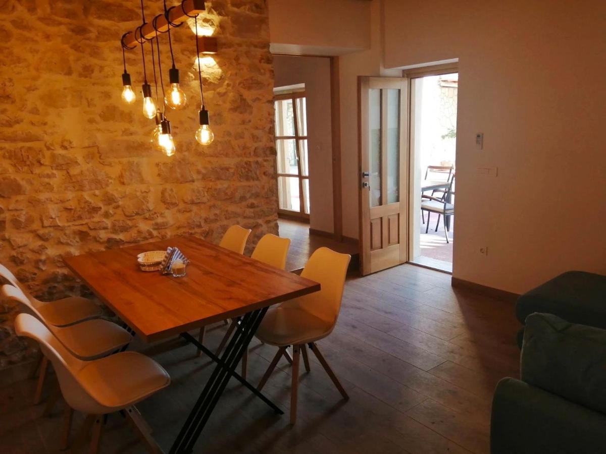 Apartments Dalmatian Stone House トゥラニ エクステリア 写真